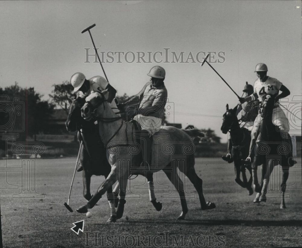 1953 Press Photo Polo teams compete on the Good Hope field in Milwaukee- Historic Images