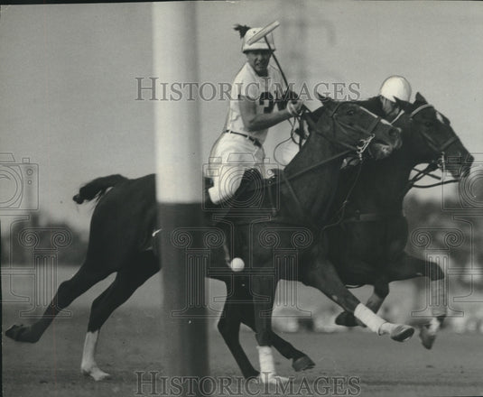 1952 Press Photo Milwaukee-Lew Smith and Allan Scherer compete in polo game- Historic Images