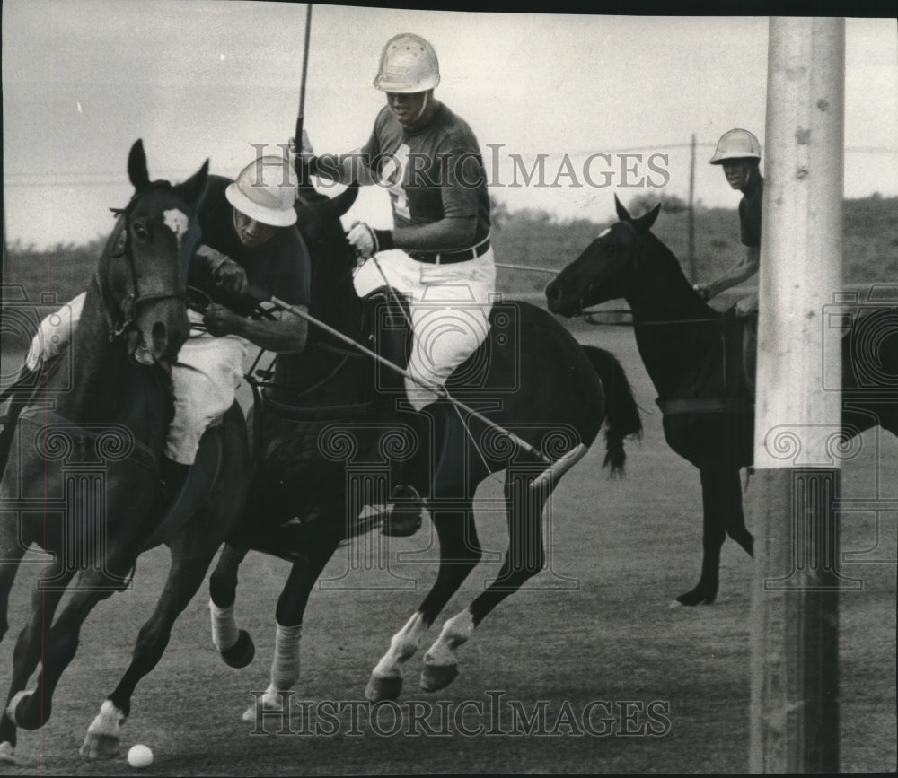 1957 Press Photo Polo riders compete in game at Milwaukee's Uihlein field- Historic Images