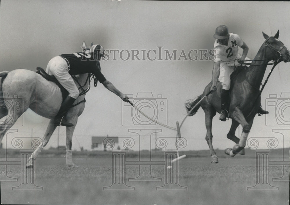 1955 Press Photo Milwaukee Polo club-Bob Walter hooks Bill Whitehead&#39;s mallet- Historic Images