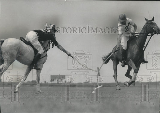 1955 Press Photo Milwaukee Polo club-Bob Walter hooks Bill Whitehead's mallet- Historic Images