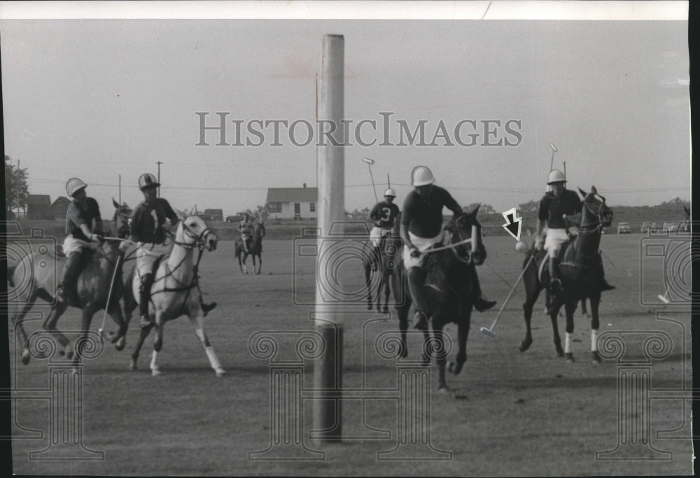 1955 Press Photo Milwaukee Polo club vs Oak Brook Polo club at Uihlein field- Historic Images