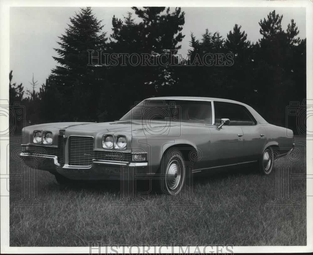 1971 Press Photo Pontiac 1971 &quot;Bonneville&quot; in a field - mjx67407- Historic Images