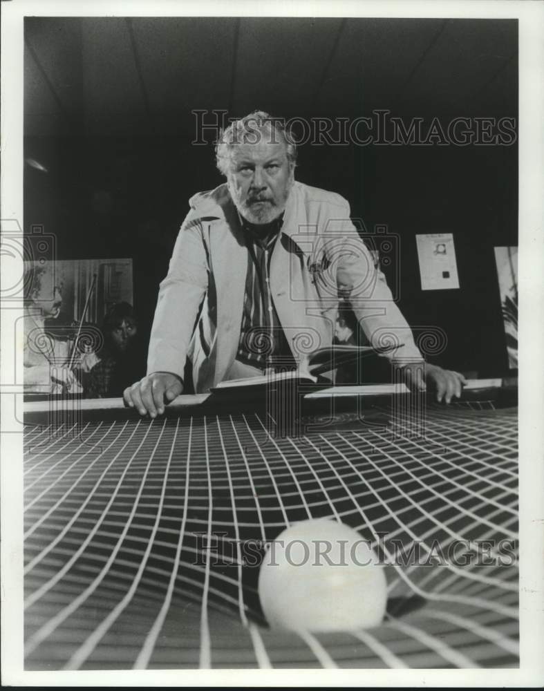 1979 Press Photo Pete Ustinov hosts &quot;Einstein&#39;s Universe&quot; - mjx67801- Historic Images