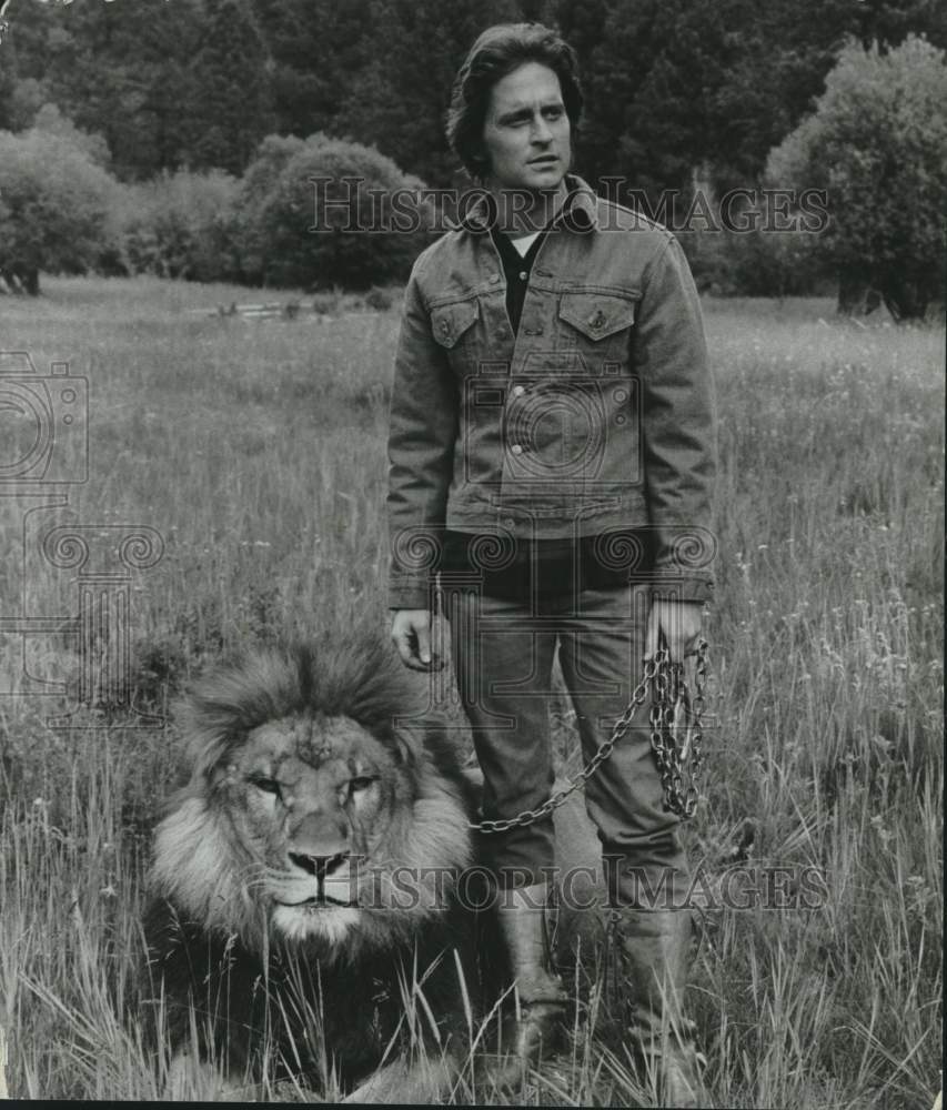 1972 Press Photo Actor Michael Douglas, son of Kirk Douglas, with a Lion- Historic Images