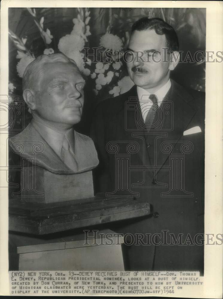 1944 Press Photo Governor Thomas E. Dewey looks at a bust of himself, New York- Historic Images