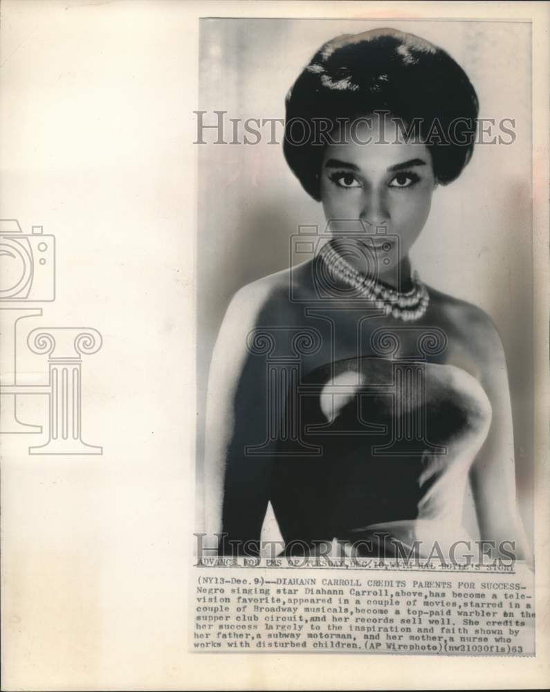 1963 Press Photo Singing star Diahann Carrol wearing a large pearl necklace- Historic Images