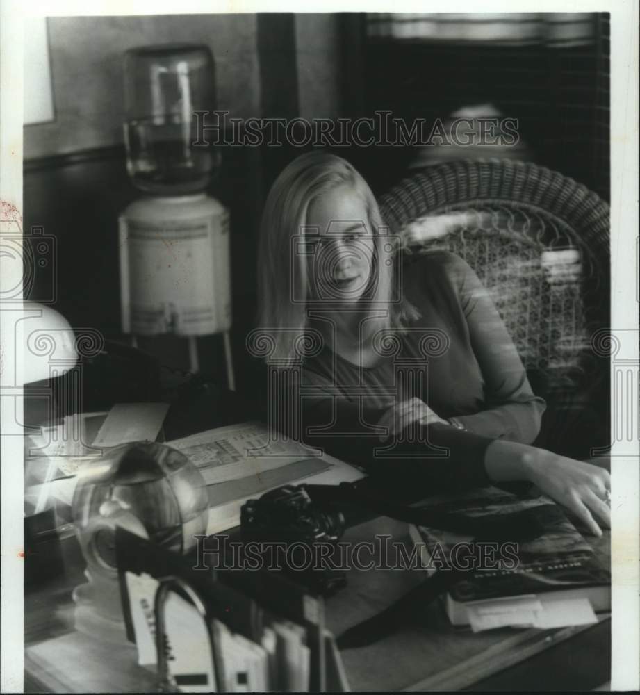 1992 Press Photo Actress Cybill Shepherd is a private eye in &quot;Stormy Weather&quot;- Historic Images