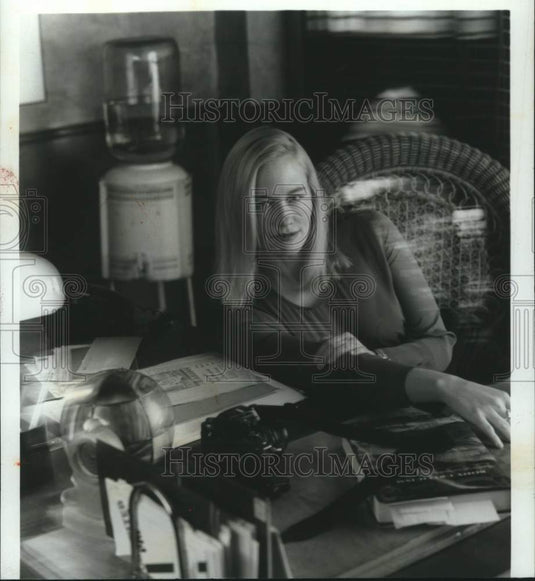 1992 Press Photo Actress Cybill Shepherd is a private eye in "Stormy Weather"- Historic Images