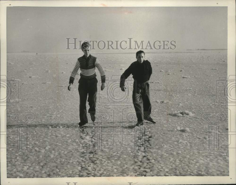 1955 Press Photo The sea freezes over every winter in Holland - mjx68537