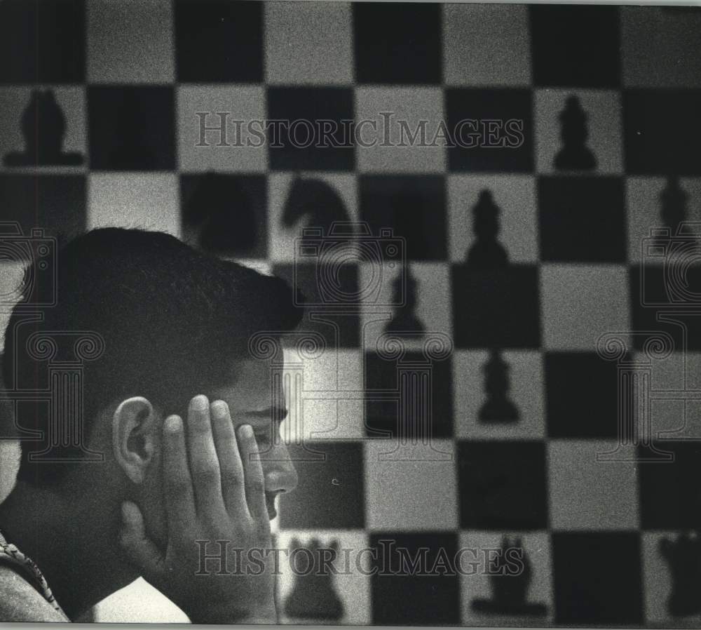 1990 Press Photo Dov Zifroni of Israel looked over chess board - mjx68653- Historic Images