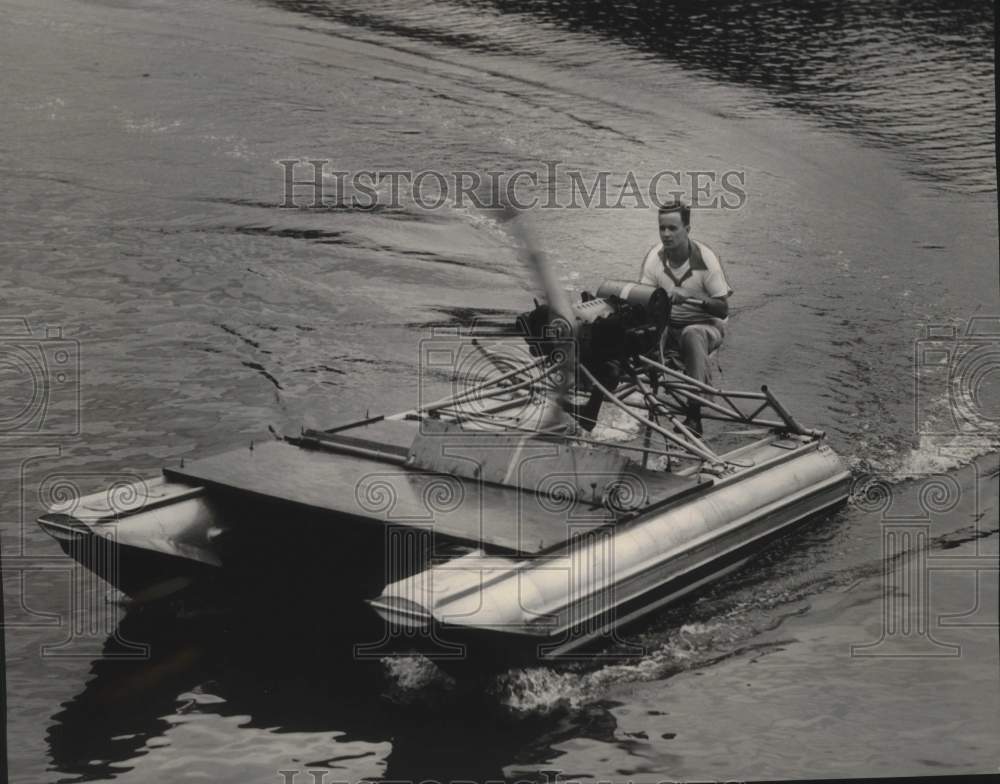 1954 Press Photo Pontoon boat built by Dave McLay of Grafton, Wisconsin- Historic Images