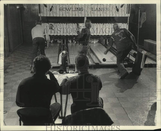 1977 Press Photo Bowling: Bowlers' let ' em roll - mjx68705- Historic Images