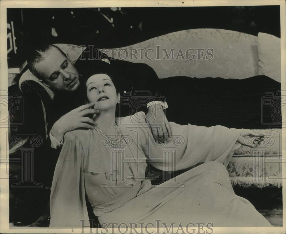 1949 Press Photo Alfred Lunt &amp; Lynn Fontanne in &quot;O Mistress Mine&quot; - mjx68827- Historic Images