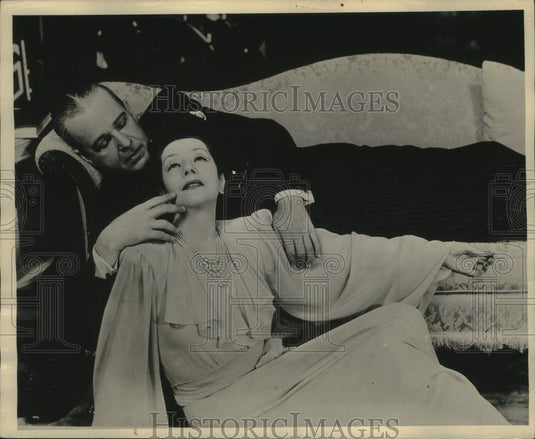 1949 Press Photo Alfred Lunt & Lynn Fontanne in "O Mistress Mine" - mjx68827- Historic Images