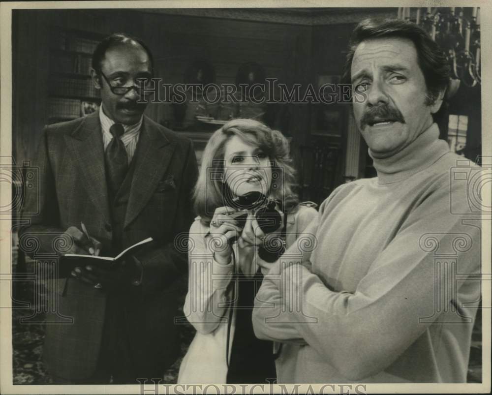 1976 Press Photo Richard Crenna With Others In &#39;All&#39;s Fair&#39; - mjx68910- Historic Images