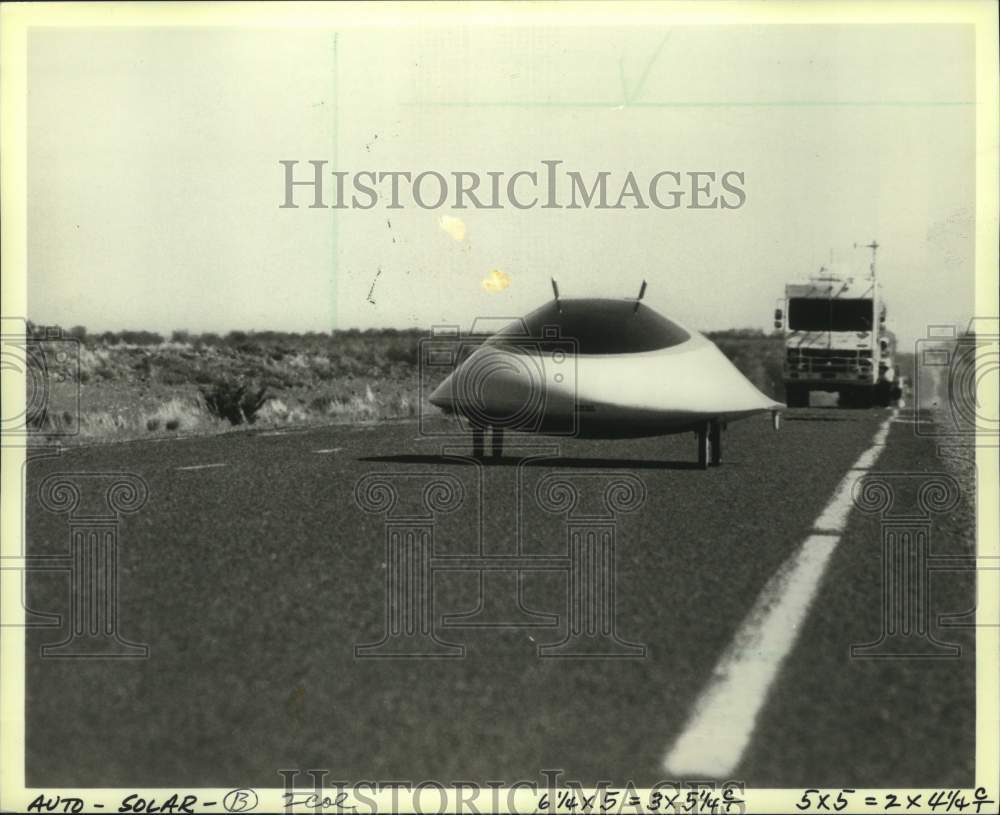 1988 Press Photo Sunraycer solar powered car in Australia - mjx68950- Historic Images