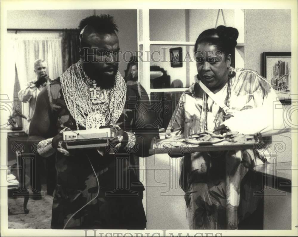 1985 Press Photo Mr. T And Della In Scene From &#39;Lease With An Option To DIe&#39;- Historic Images