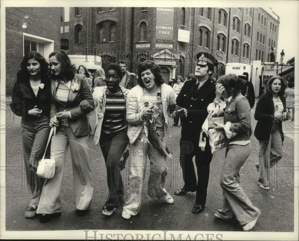 1975 Press Photo Crying fans missed a chance to see The Osmonds in London.- Historic Images
