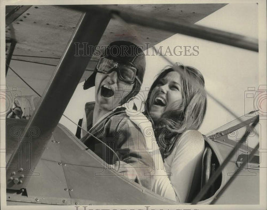 1975 Press Photo Richard Thomas and Lee Purcell in an episode of "The Waltons".- Historic Images
