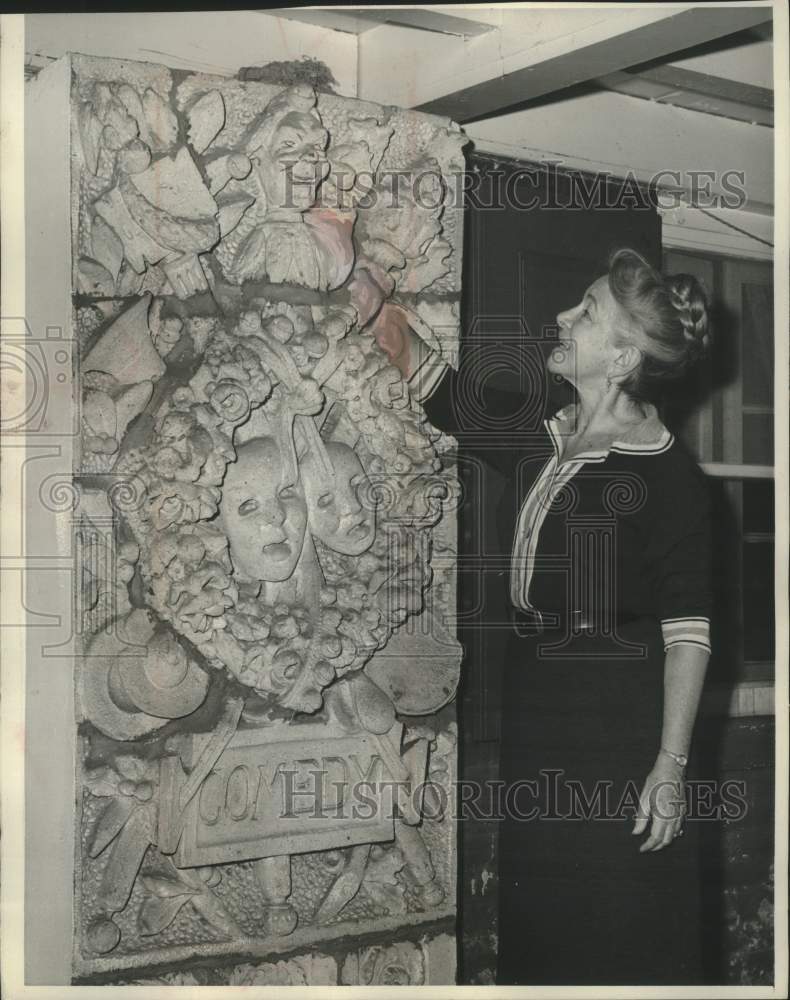1963 Press Photo Helen Hayes actress in her home showing stone tablet art piece.- Historic Images