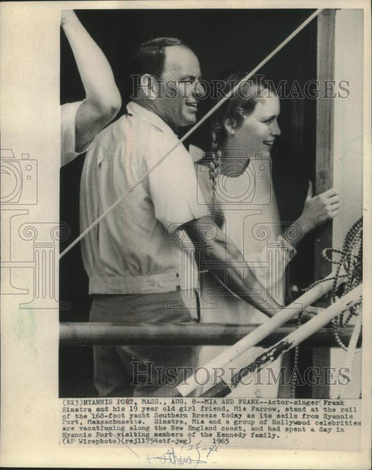 1965 Press Photo Frank Sinatra And Mia Farrow On Yacht Rail At Hyannis Port- Historic Images