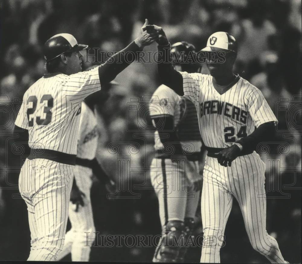 1985 Press Photo Brewers Ted Simmons &amp; Ben Ogilvie high-five in 7th inning- Historic Images