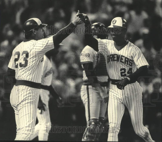 1985 Press Photo Brewers Ted Simmons & Ben Ogilvie high-five in 7th inning- Historic Images