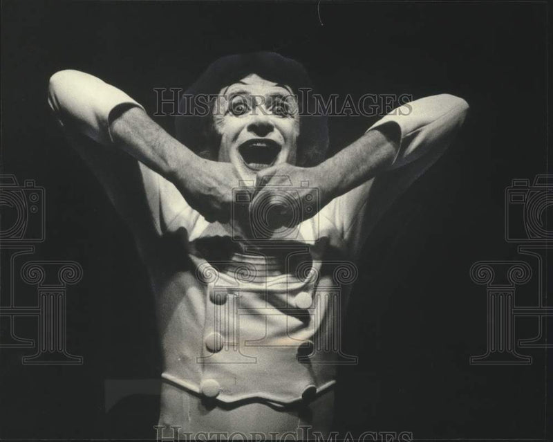 Load image into Gallery viewer, 1980 Press Photo Mime Marcel Marceau at Milwaukee Performing Arts Center
