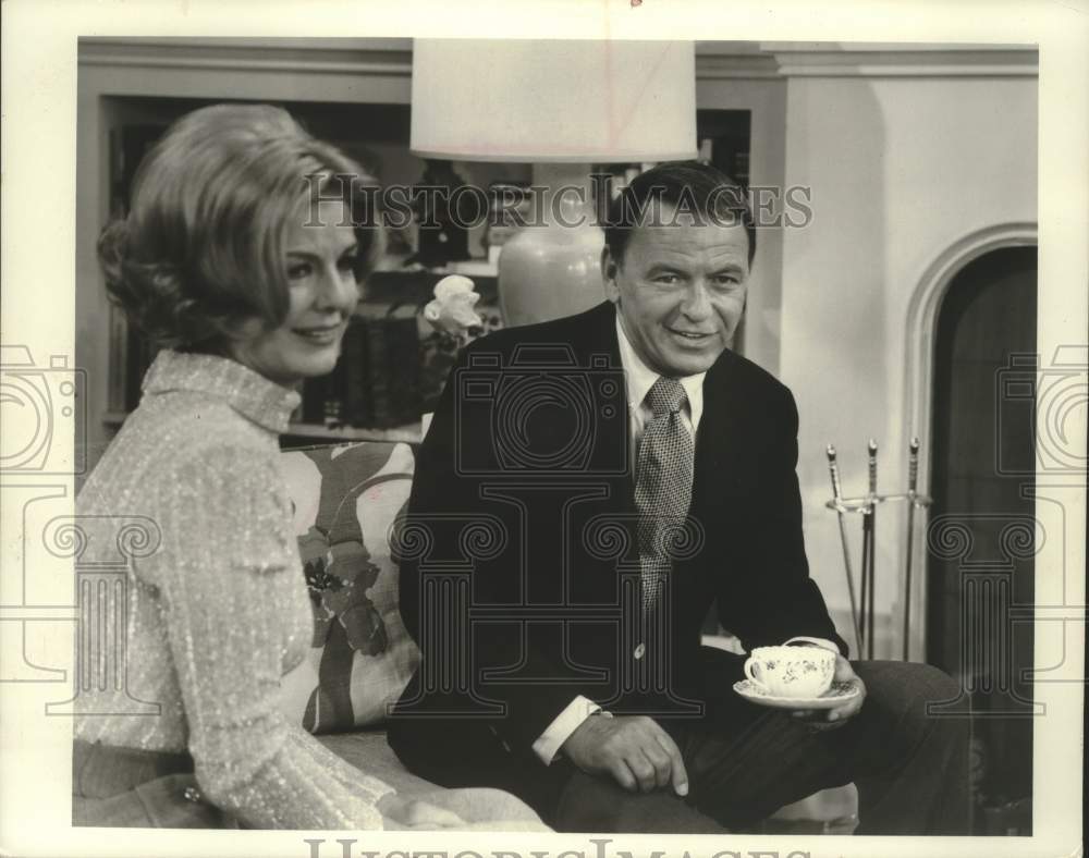 1970 Press Photo Frank Sinatra &amp; Marjorie Lord in &quot;Make Room for Granddaddy&quot;- Historic Images