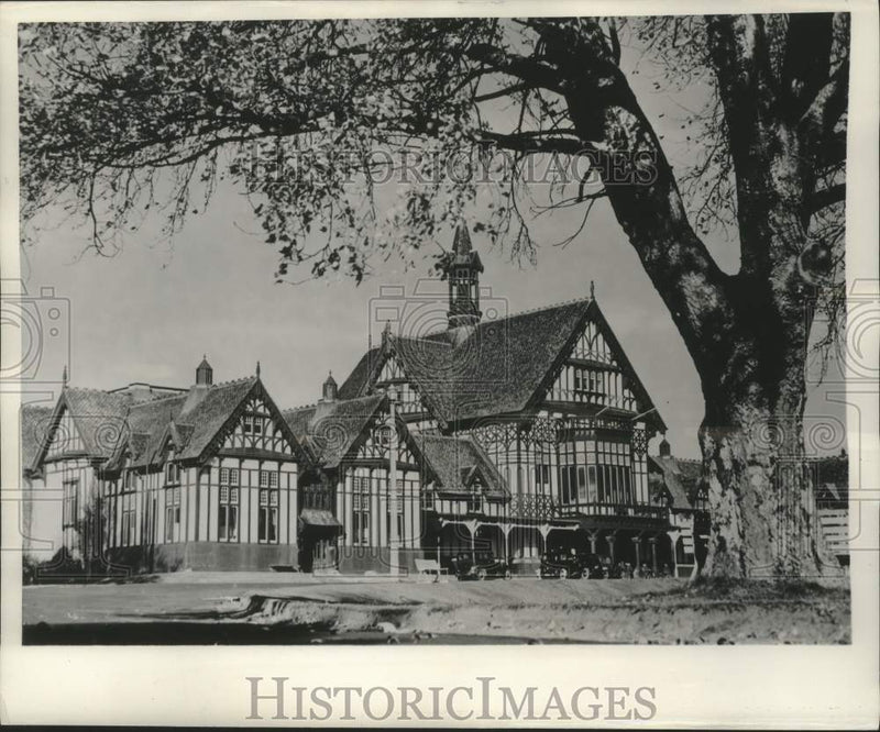 Load image into Gallery viewer, 1952 Press Photo Bath house in the Government Gardens in Rotorua, New Zealand
