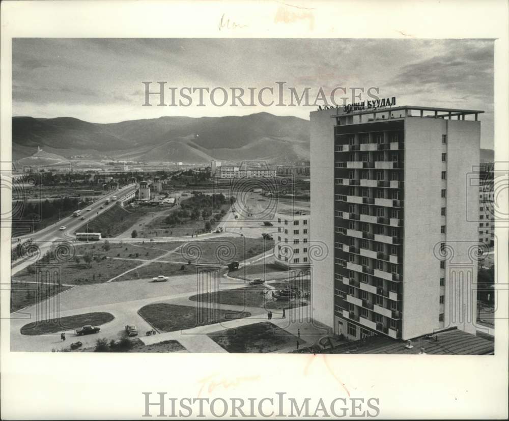 1978 Press Photo Modern apartment building towers over Ulan Bator, Mongolia- Historic Images