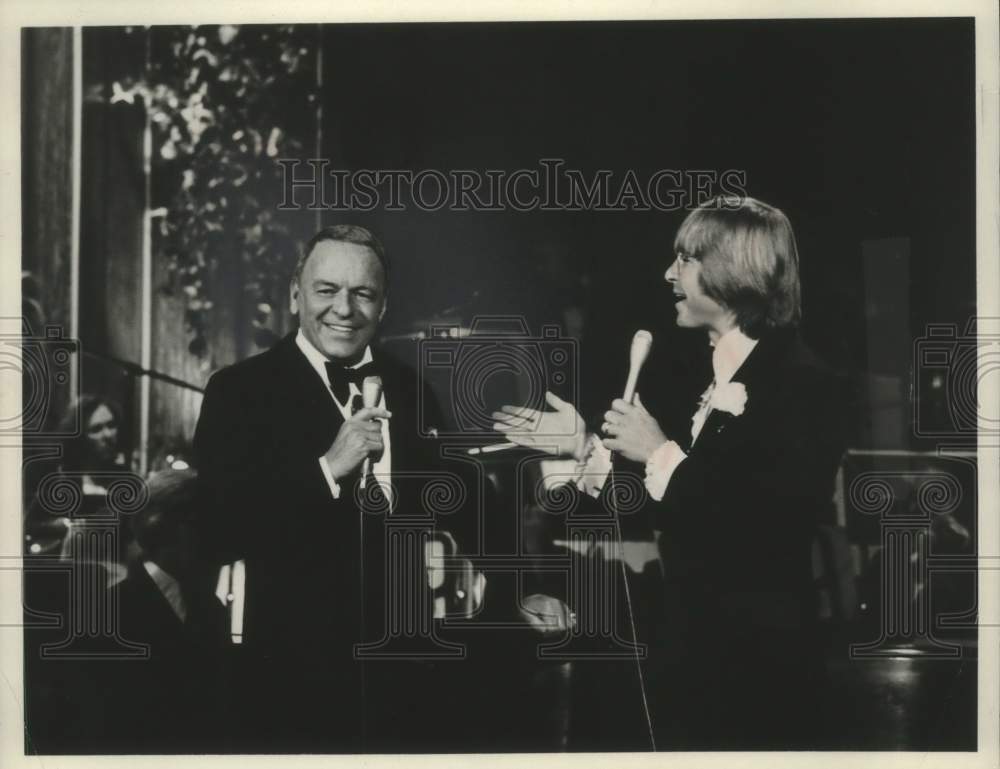 1977 Press Photo Singers Frank Sinatra and John Denver - mjx70138- Historic Images