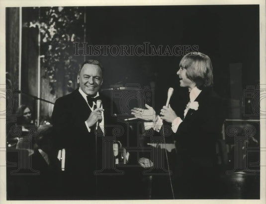 1977 Press Photo Singers Frank Sinatra and John Denver - mjx70138- Historic Images