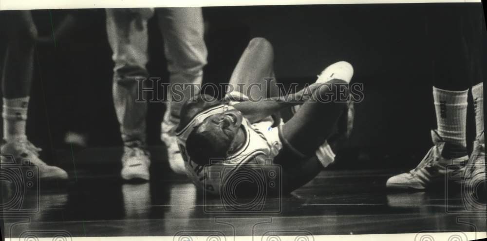 1989 Press Photo Alvin Robertson of Milwaukee Bucks sprained his right ankle- Historic Images