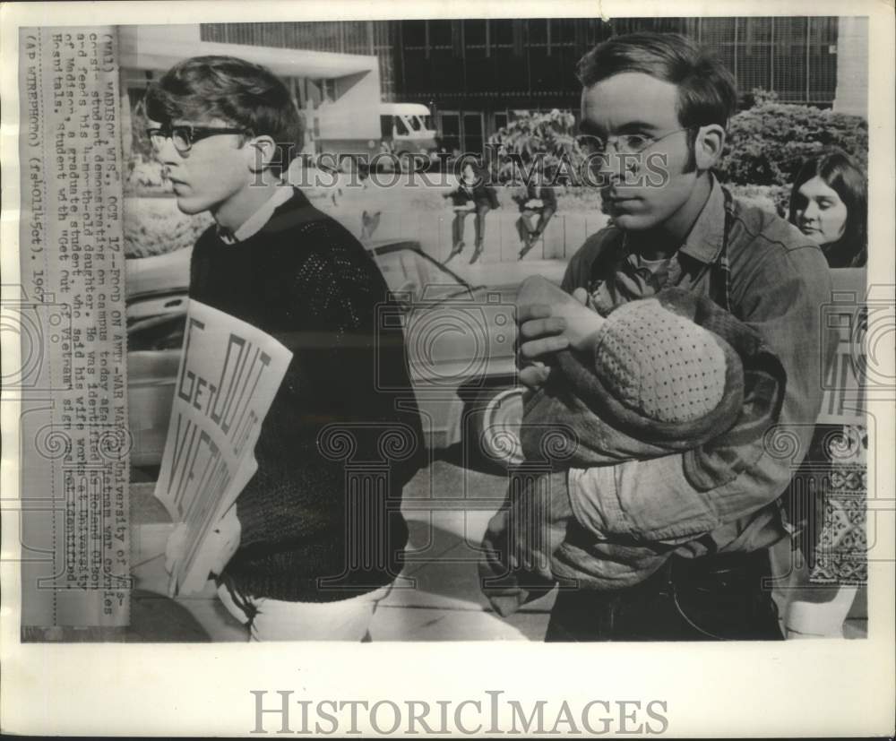 1967 Press Photo Vietnam war protestor with child at University of Wisconsin.