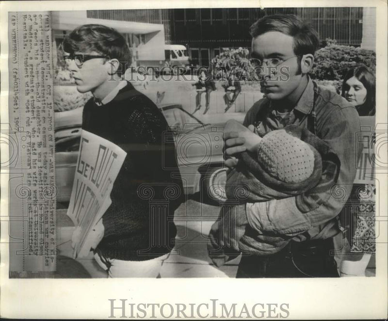 Load image into Gallery viewer, 1967 Press Photo Vietnam war protestor with child at University of Wisconsin.
