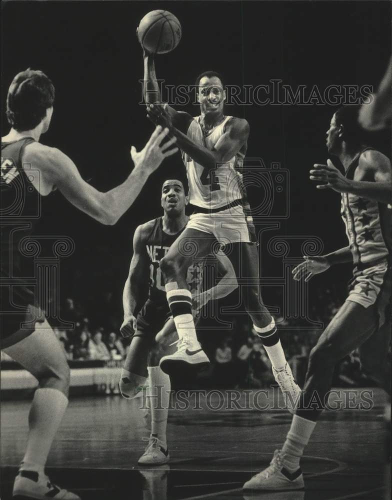 1985 Press Photo Sidney Moncrief and the Bucks will take on Nets in New Jersey- Historic Images