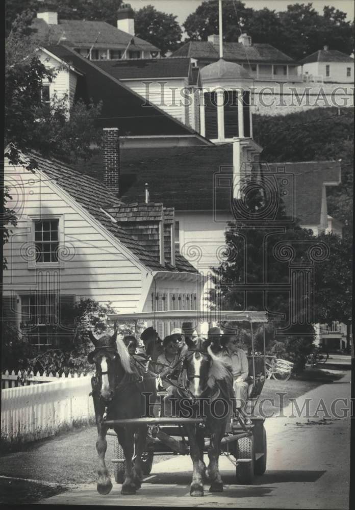 1981 Press Photo Horse drawn carriages act as taxis on Mackinac Island- Historic Images