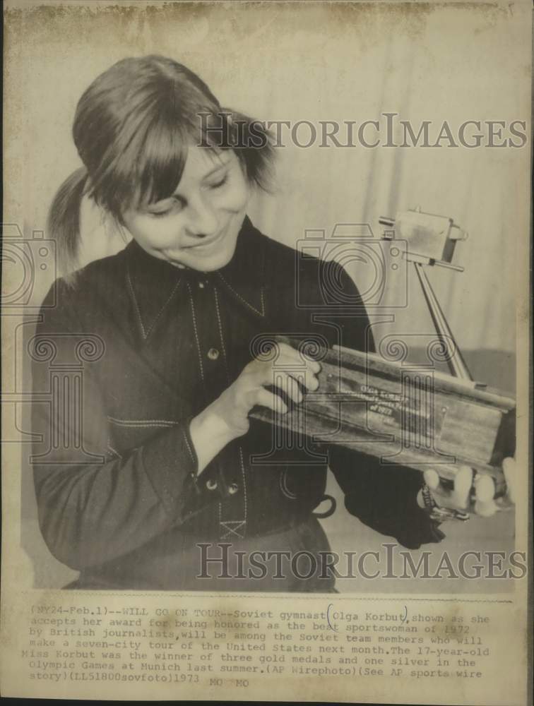 1973 Press Photo Soviet gymnast Olga Korbut hold &quot;best sportswoman&quot; award- Historic Images