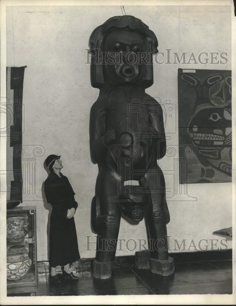 1931 Press Photo Amelia Elizabeth White views totem pole at New York art museum- Historic Images
