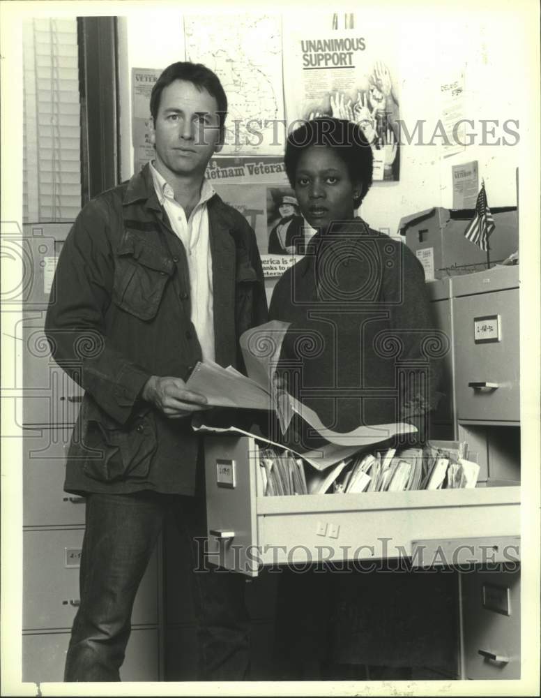 1986 Press Photo &quot;Unnatural Causes&quot; stars John Ritter and Alfre Woodard- Historic Images