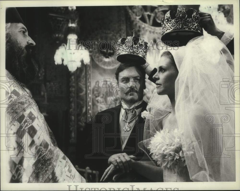 1985 Press Photo Stacy Keach, Lindsay Wagner & other in "Princess Daisy"- Historic Images