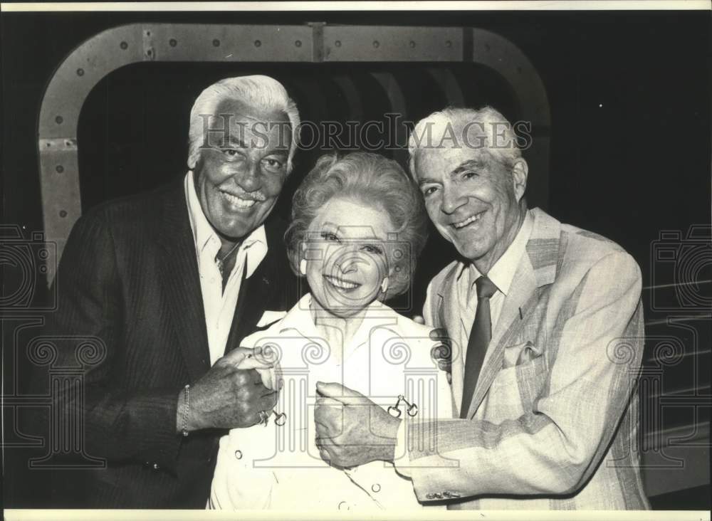 1982 Press Photo Actors Greer Garson, Cesar Romero and Dana Andrews - mjx71466