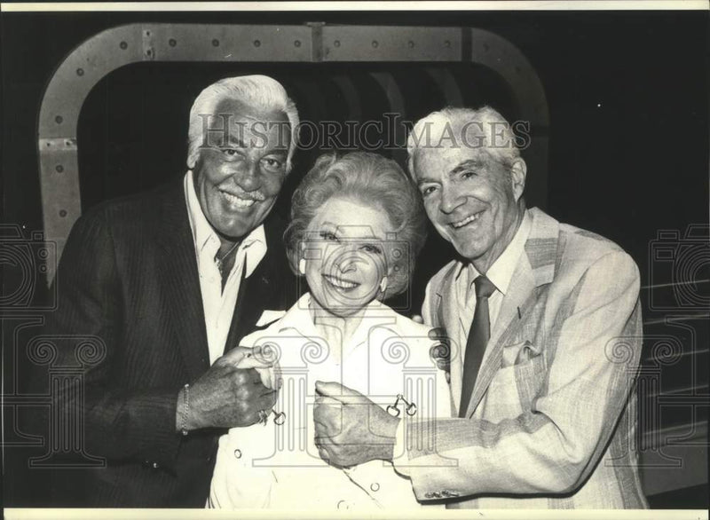 Load image into Gallery viewer, 1982 Press Photo Actors Greer Garson, Cesar Romero and Dana Andrews - mjx71466
