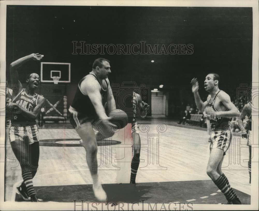 1962 Press Photo Fuzzy Thurston plays basketball - mjx71559- Historic Images