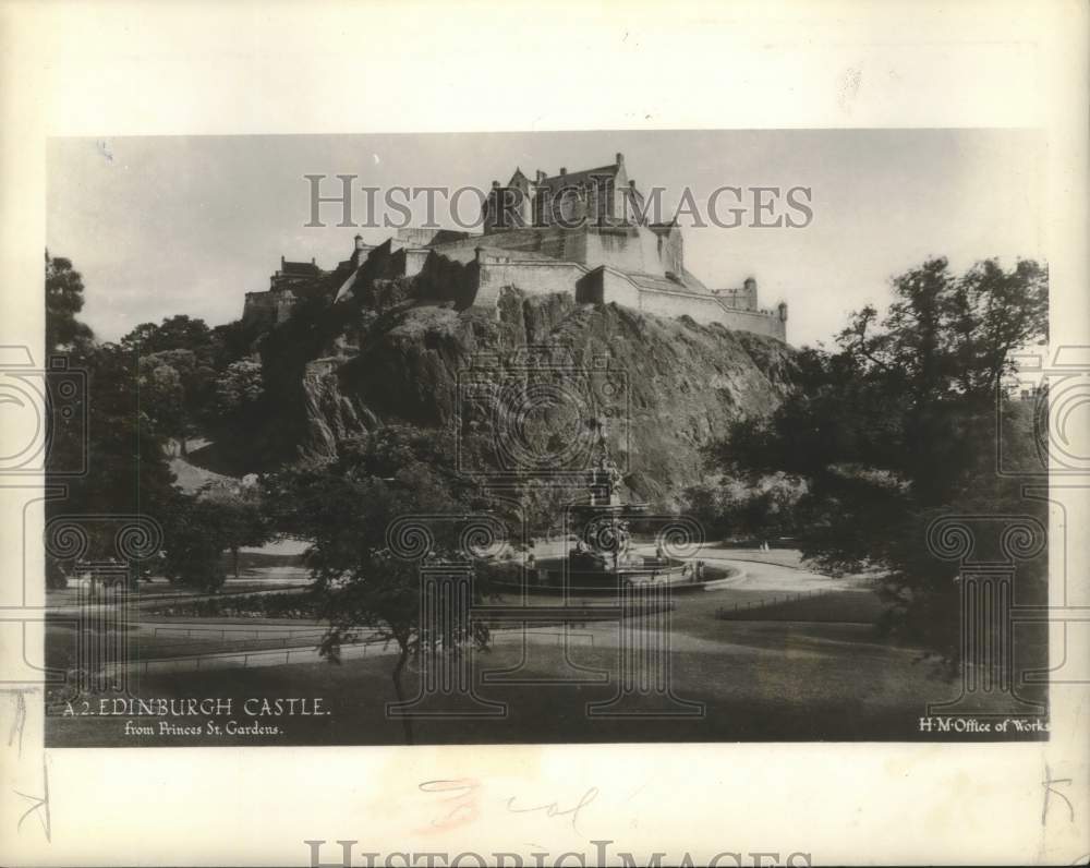 1947 Press Photo Scotland Edinburgh Castle from Princes St. Gardens - mjx71567