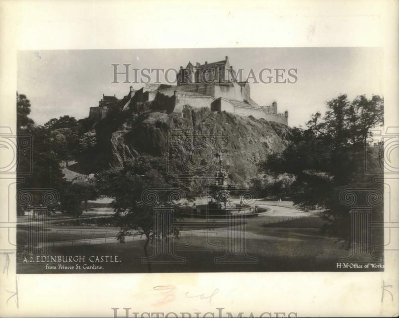 Load image into Gallery viewer, 1947 Press Photo Scotland Edinburgh Castle from Princes St. Gardens - mjx71567
