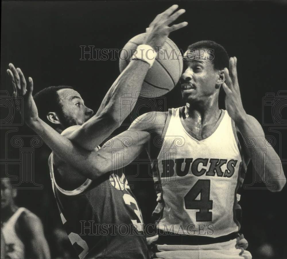 1984 Press Photo Milwaukee Bucks&#39; Sidney Moncrief and Utah&#39;s Griffith- Historic Images