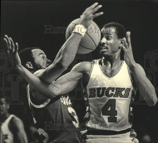 1984 Press Photo Milwaukee Bucks' Sidney Moncrief and Utah's Griffith- Historic Images